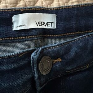 Women's Dark Blue Ankle Jean
Slim fit
Inseam 27 in
Sit at waist